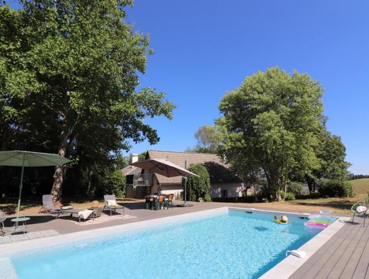 Maison calme avec piscine privée chauffée et wifi, proche d'Aurillac - FR-1-742-486