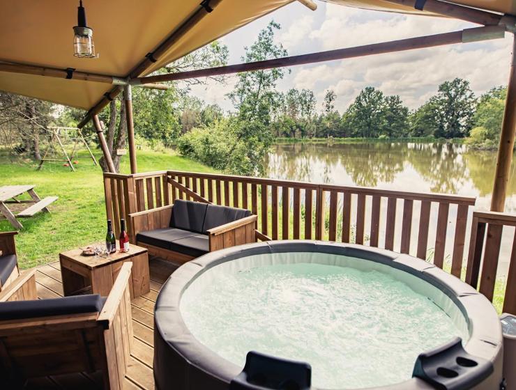 Tente lodge Jacuzzi privatif en pleine nature