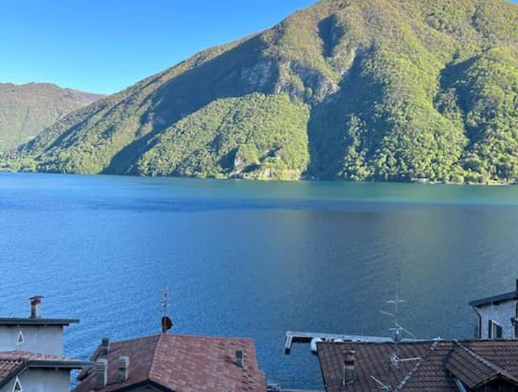 Passeggiata nel borgo vista lago