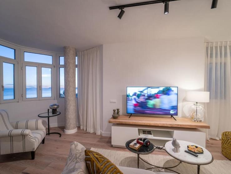 COQUETO APARTAMENTO PRIMERA LINEA DE MAR ESTEPONA