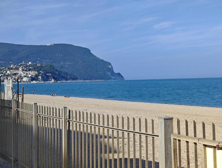 L01 Trilocale fronte mare con spiaggia privata