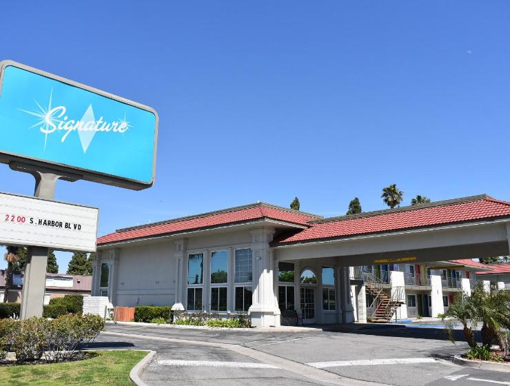 Signature Anaheim Maingate