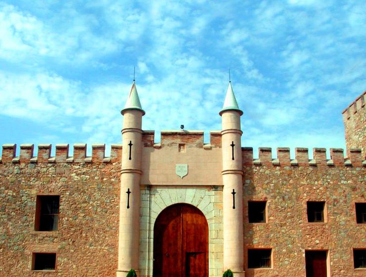 Masía de San Juan Casas Rurales con piscina, aire acondicionado y vistas a la montaña